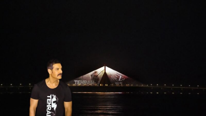 சுதந்திர தின ஒளி விழா: ஜான் ஆப்ரஹாம் ‘டெஹ்ரான்’ பட விளம்பரம் பாந்த்ரா-வோர்லி கடல் பாலத்தில் மின்னியது !!