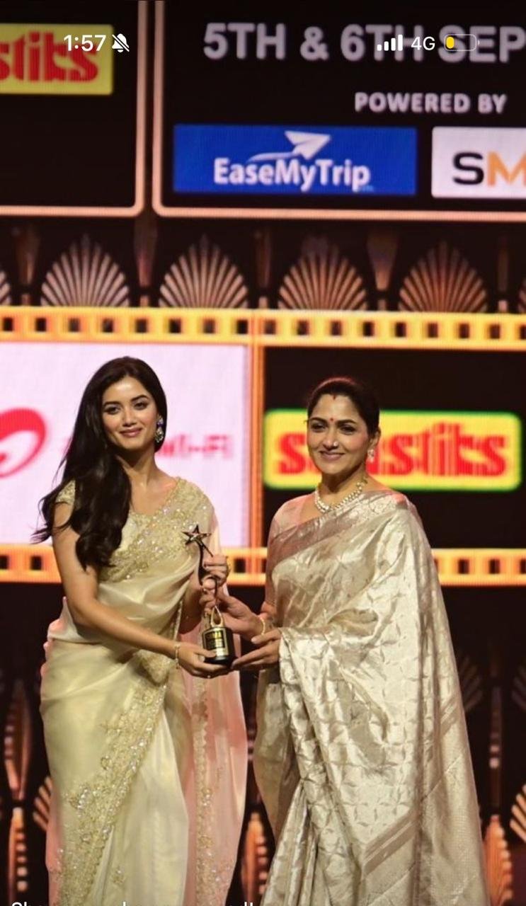 SIIMA சிறந்த அறிமுக நடிகை விருதை வென்று அசத்திய, நடிகை பாக்யஸ்ரீ போஸ் !!
