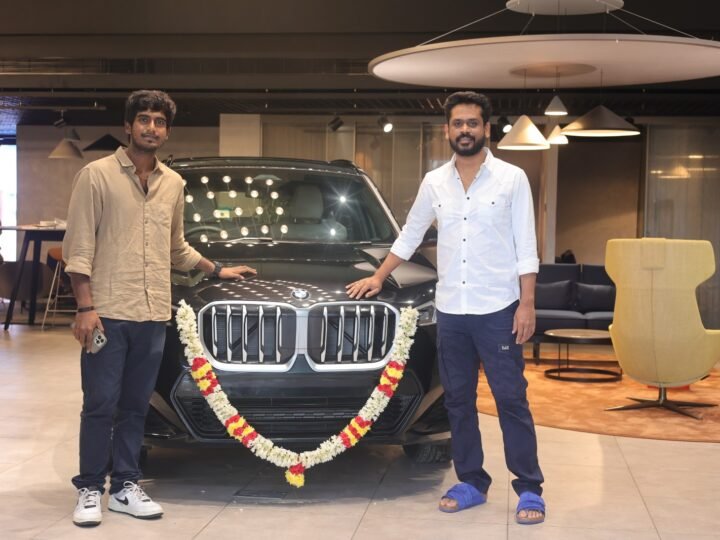 MRP Entertainment தயாரிப்பாளர் மகேஷ் ராஜ் பசிலியான், ‘டூரிஸ்ட் ஃபேமிலி’ இயக்குநர் அபிஷன் ஜீவிந்த்திற்கு கல்யாண பரிசாக, கார் வழங்கியுள்ளார்