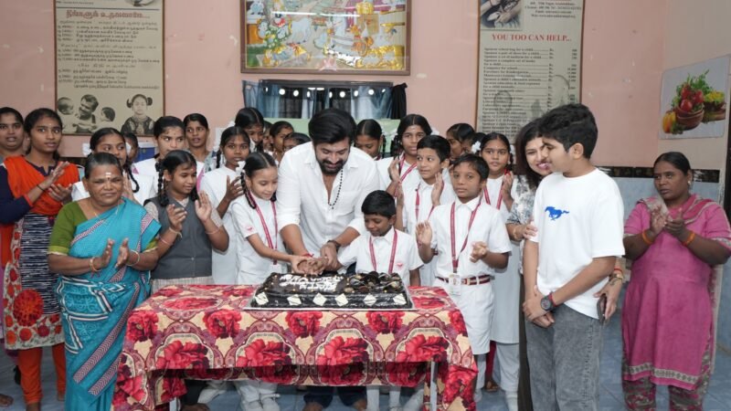 தனது குடும்பத்துடன் ‘உதவும் கரங்கள்’ இல்லத்தில் உள்ள குழந்தைகள் மற்றும் முதியோர்களுடன் பிறந்தநாள் கொண்டாடிய நடிகர் அருண் விஜய்!