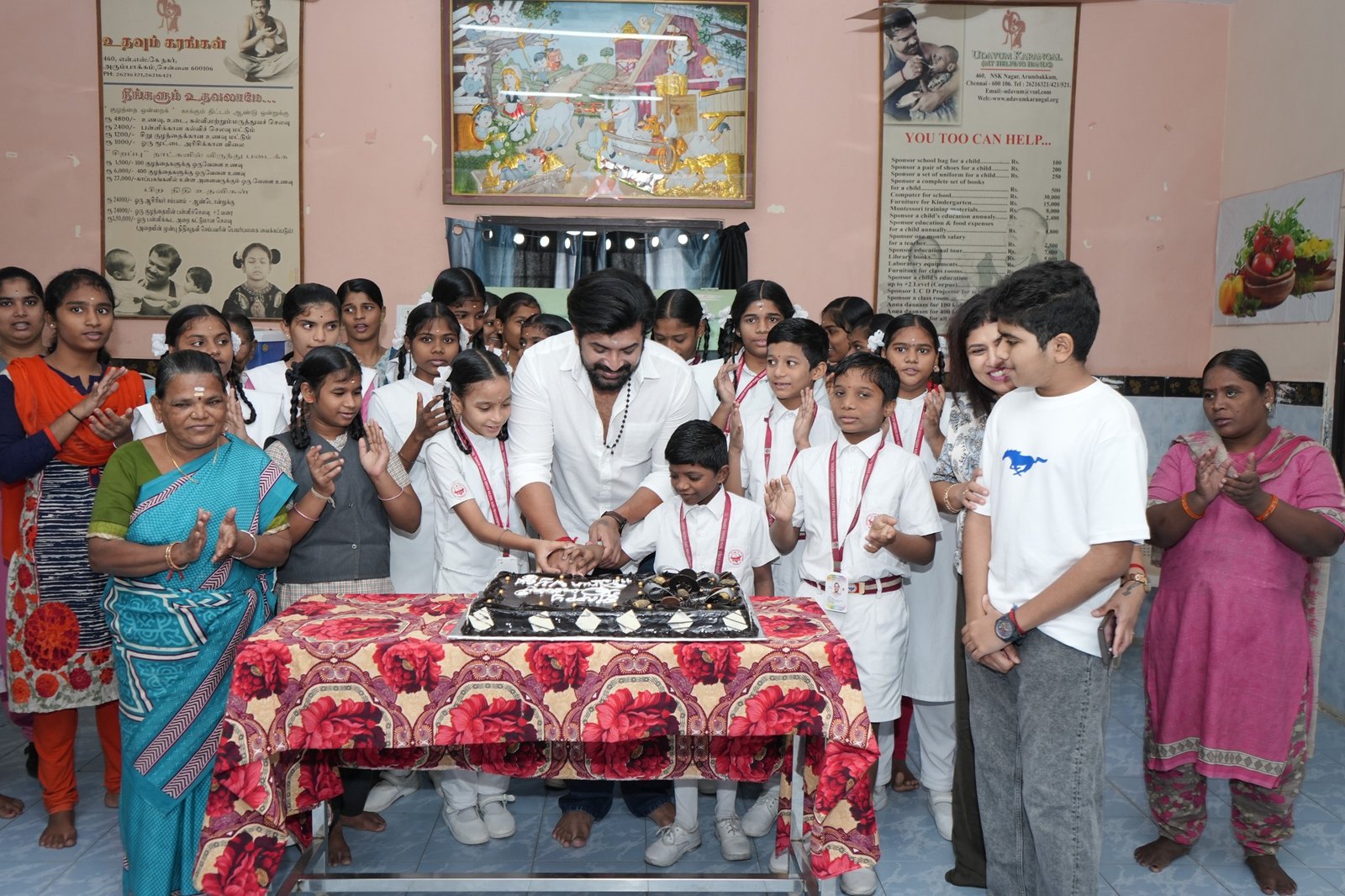 தனது குடும்பத்துடன் ‘உதவும் கரங்கள்’ இல்லத்தில் உள்ள குழந்தைகள் மற்றும் முதியோர்களுடன் பிறந்தநாள் கொண்டாடிய நடிகர் அருண் விஜய்!
