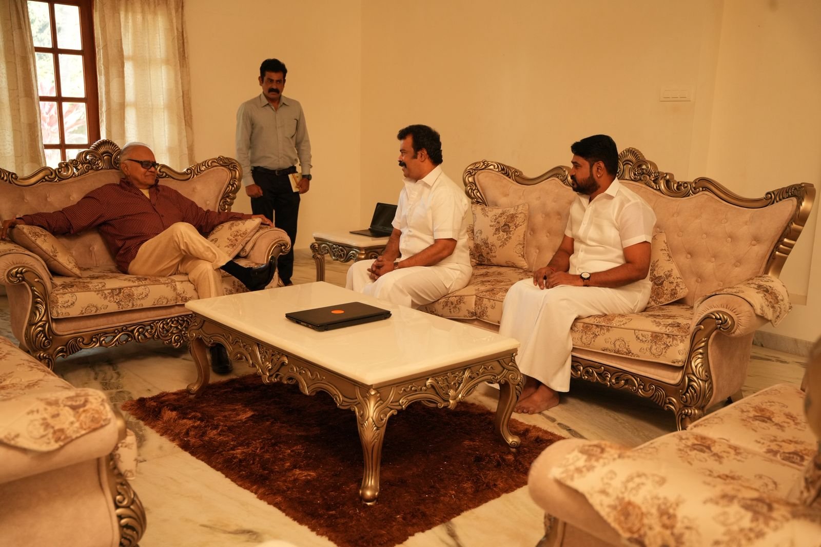 அரசியல் காமெடி தர்பாரை நடத்த திட்டமிட்டிருக்கும் ராதா ரவி- ரவி மரியா கூட்டணி