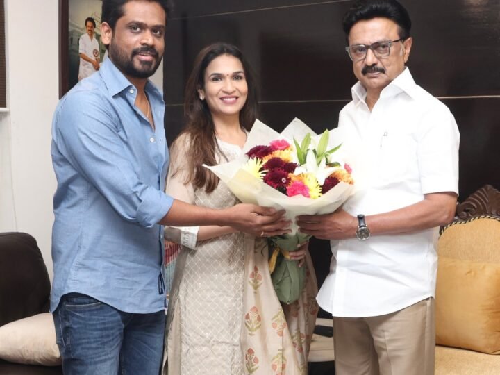 தமிழக முதல்வரைச் சந்தித்த “வித் லவ்” படத் தயாரிப்பாளர்கள்*