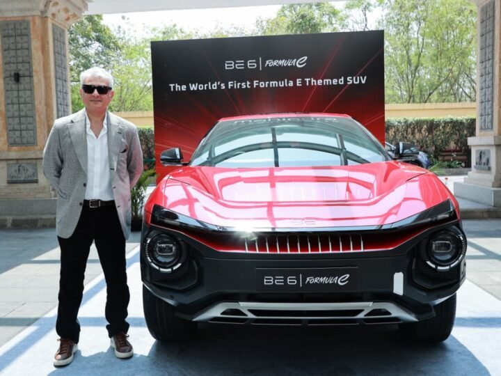 நடிகர், ரேசர் அஜித் குமார் மகிந்திரா பிஇ 6 ஃபார்முலா இ எடிஷன் காரை தனக்கு சொந்தமாக்கியுள்ளார்!