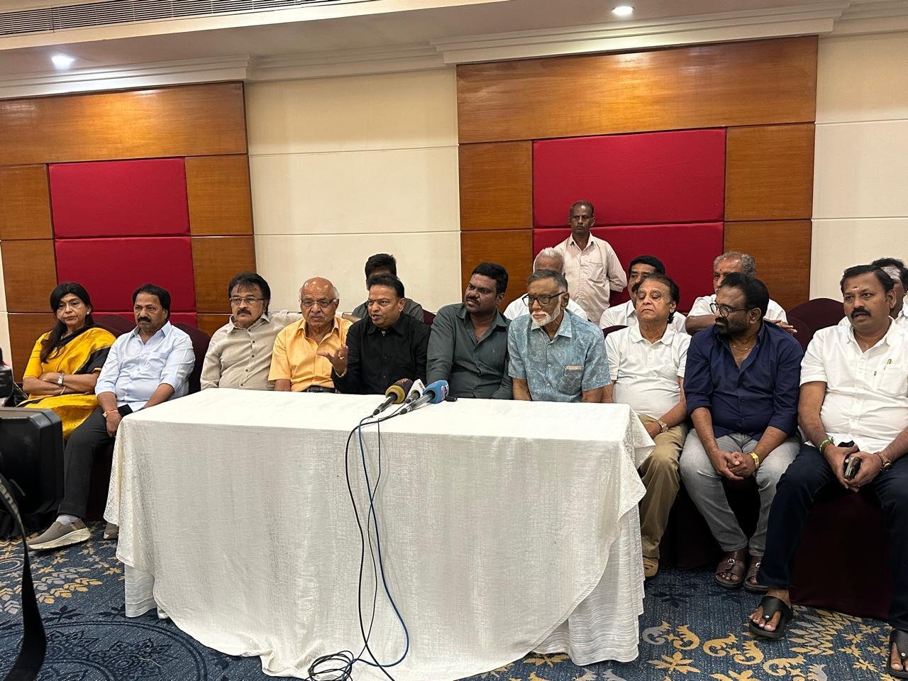 தமிழ்த் திரைப்படத் தயாரிப்பாளர்கள் சங்கத்தின் தலைவர் திரு.ஜி.கே.எம்.தமிழ்குமரன் அவர்களின் தலைமையில்,நிர்வாகிகள் மற்றும் திரையுலகை சார்ந்த பலரும் கலந்துகொண்ட கலந்துரையாடல் கூட்டம்