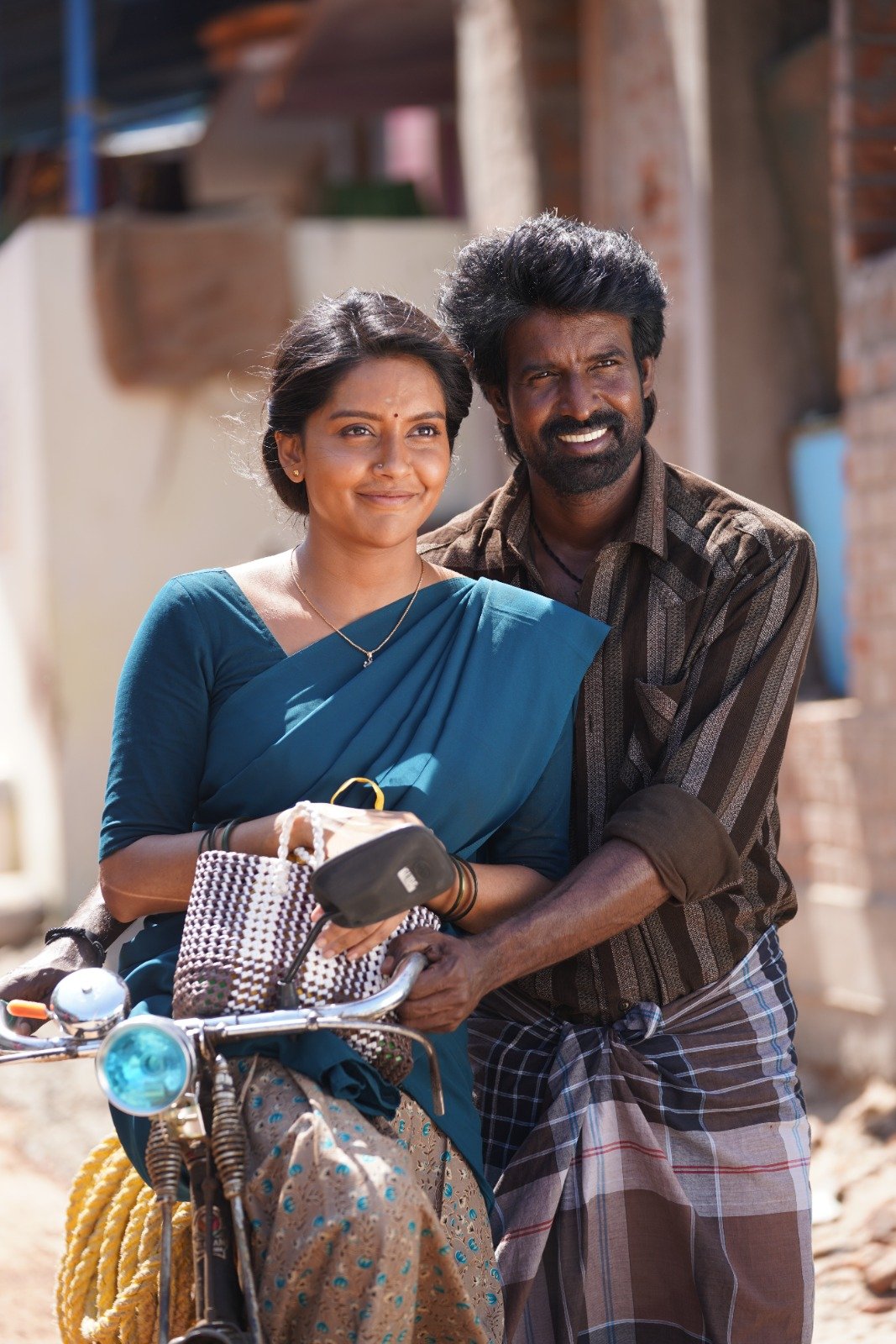 உசுரே நீதான் புள்ள..Mandaadi படத்தின் மனதை வருடும் காதல் பாடல் வெளியானது.