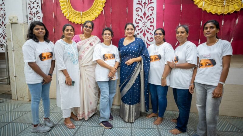 பெண் ஆட்டோ ஓட்டுநர்களுக்கு நலத்திட்ட உதவிகளை வழங்கிய நடிகை அனுமோல்